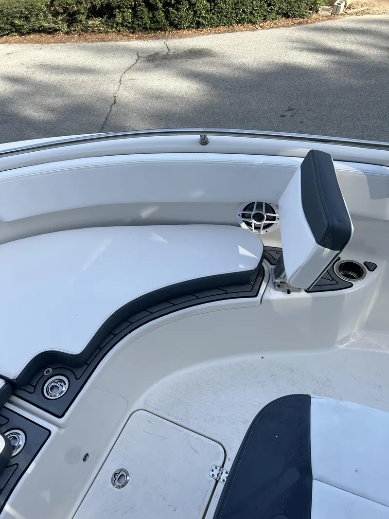 Slide: The Image of Robalo R222 2021 - 3