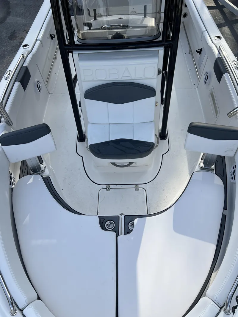 Slide: The Image of Robalo R222 2021 - 4