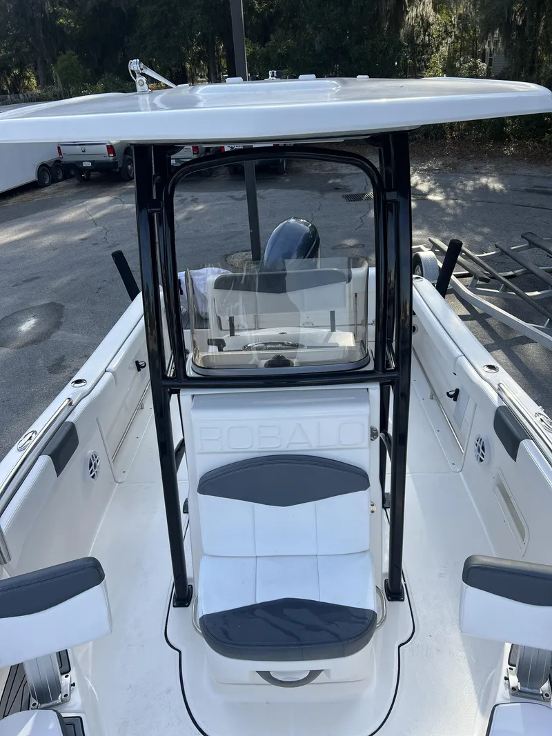 Slide: The Image of Robalo R222 2021 - 5