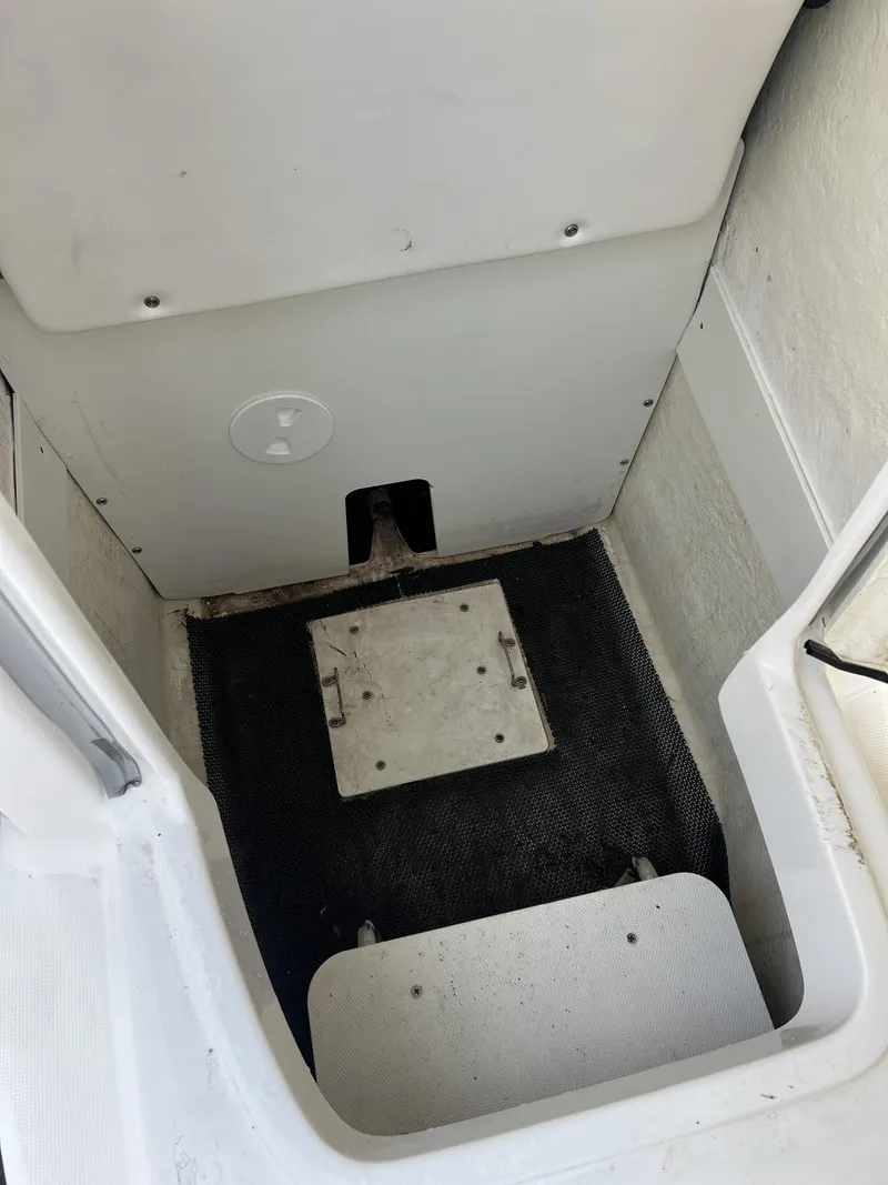 Slide: The Image of Robalo R222 2021 - 6