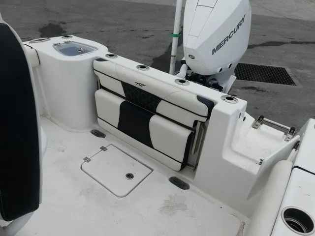 Slide: The Image of Tidewater 232 CC Adventure 2021 - 12