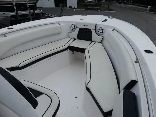 Slide: The Image of Tidewater 232 CC Adventure 2021 - 16