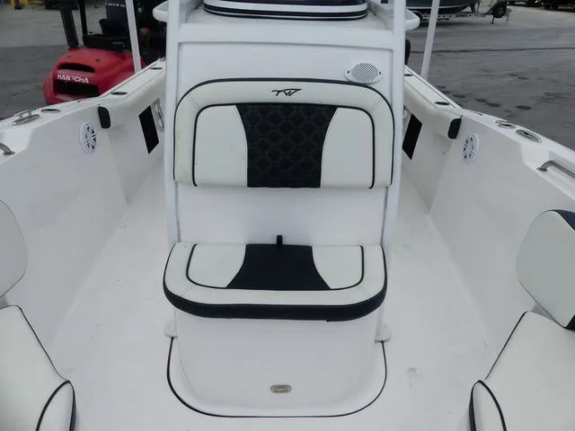 Slide: The Image of Tidewater 232 CC Adventure 2021 - 18