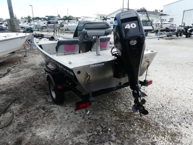 Slide: The Image of Tracker Pro 160 2014 - 4