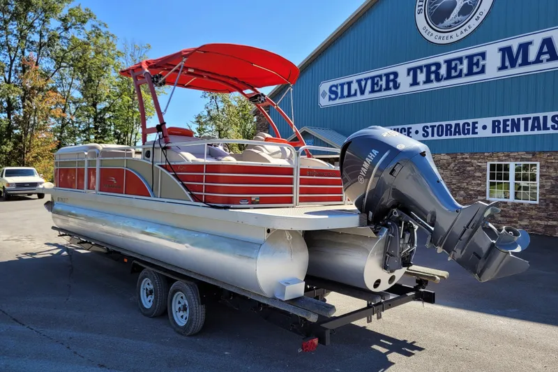 Slide: The Image of 2014 Bennington G23 pontoon boat with Yamaha motor on trailer at Silver Tree Marine. - 13