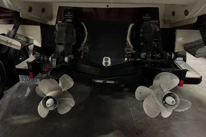 Slide: The Image of Rear view of 2006 Sea Ray 290 Select EX boat with dual propellers. - 8