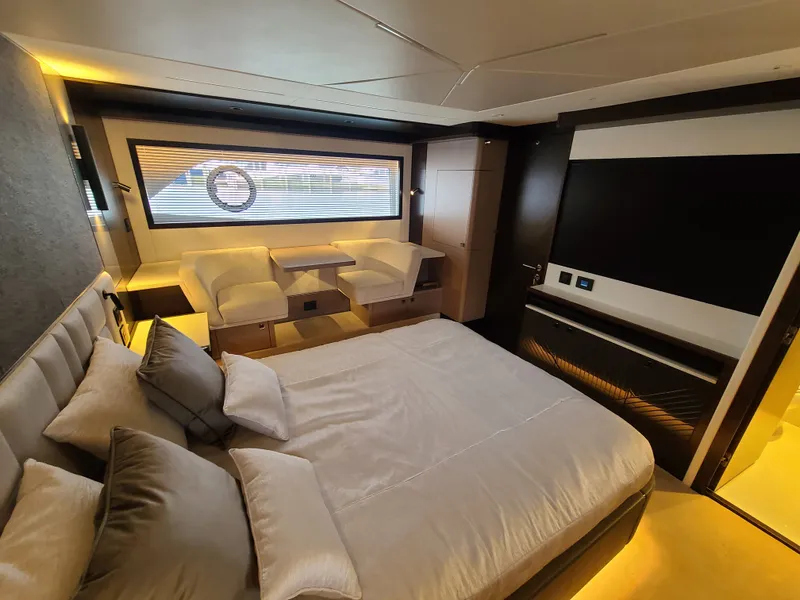 Slide: The Image of Sunseeker Manhattan 68 2023 - 18