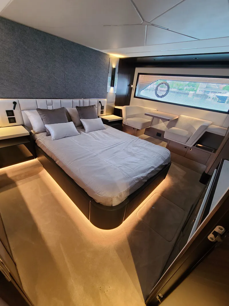 Slide: The Image of Sunseeker Manhattan 68 2023 - 22