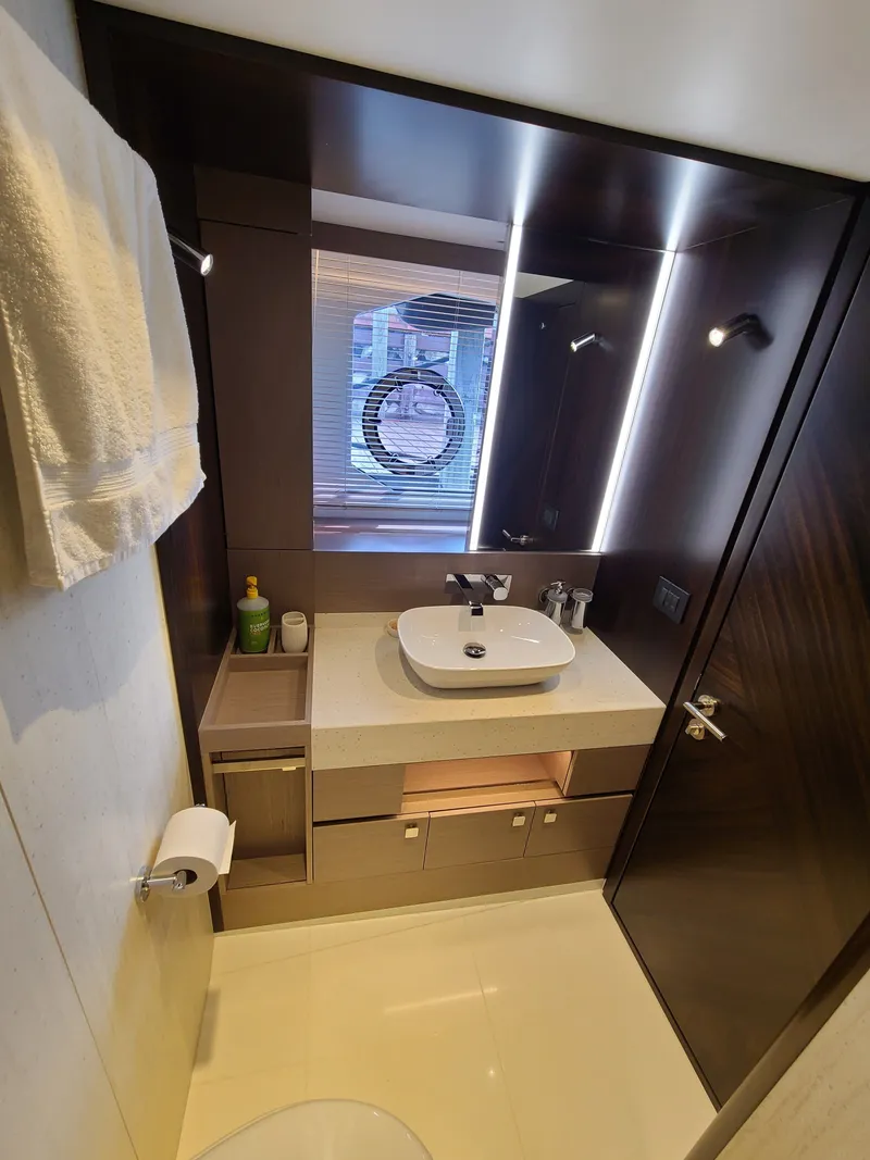 Slide: The Image of Sunseeker Manhattan 68 2023 - 24