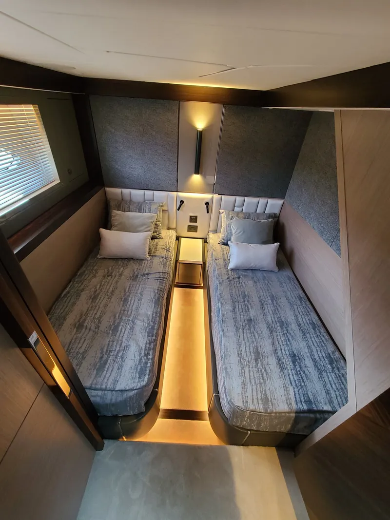 Slide: The Image of Sunseeker Manhattan 68 2023 - 25