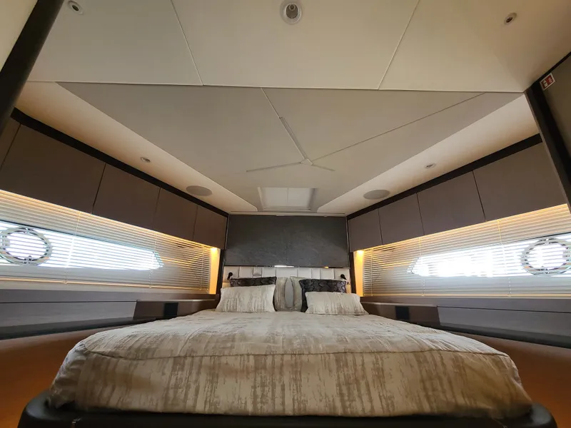 Slide: The Image of Sunseeker Manhattan 68 2023 - 30