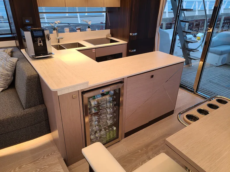 Slide: The Image of Sunseeker Manhattan 68 2023 - 5