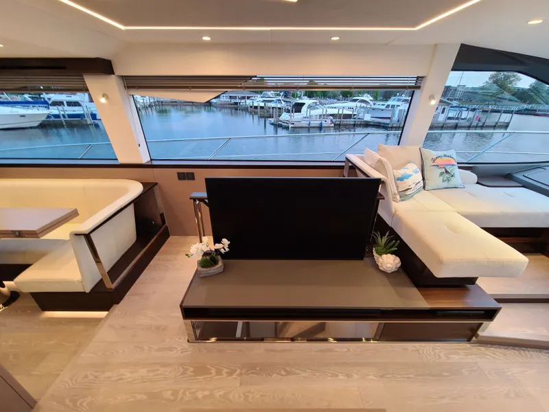 Slide: The Image of Sunseeker Manhattan 68 2023 - 9