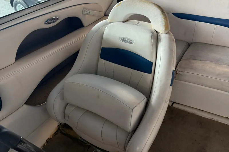 Slide: The Image of Interior of a 2000 Chaparral 196 SSi boat with white and blue seating. - 15
