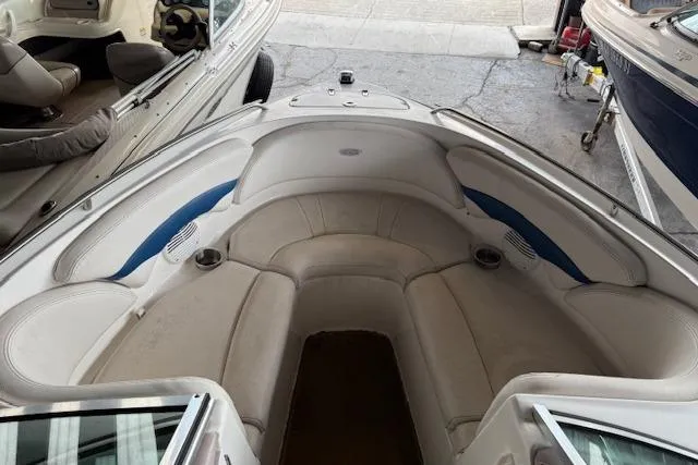 Slide: The Image of 2000 Chaparral 196 SSi boat interior with white and blue seating. - 8