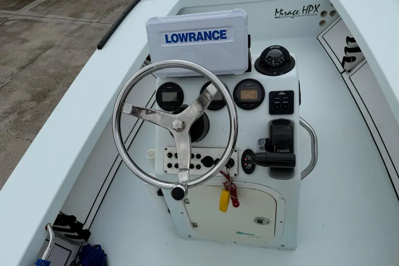 Slide: The Image of 2005 Maverick 18 HPX-V boat console with steering wheel and Lowrance navigation system. - 6