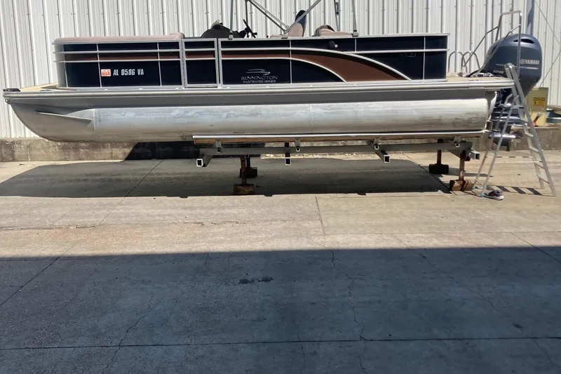 Slide: The Image of 2018 Bennington 23 SX pontoon boat docked at marina with canopy. - 0