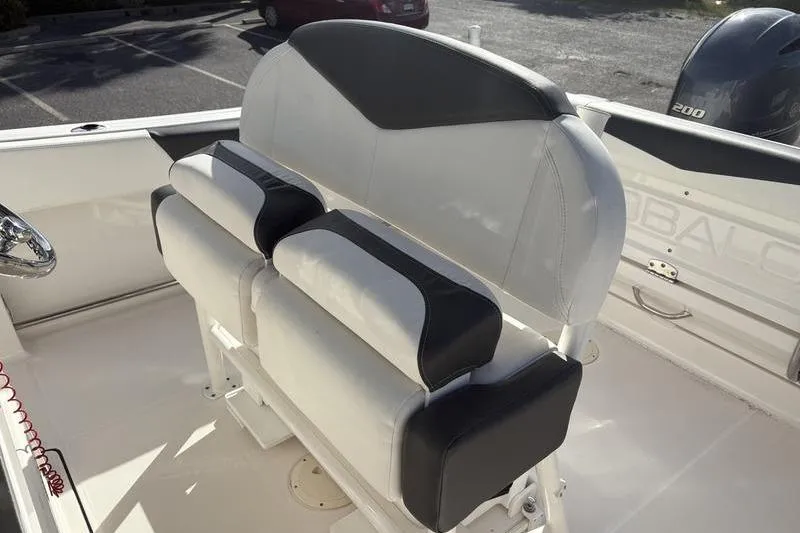Slide: The Image of 2022 Robalo R242 Center Console dashboard with Yamaha and Simrad displays. - 19