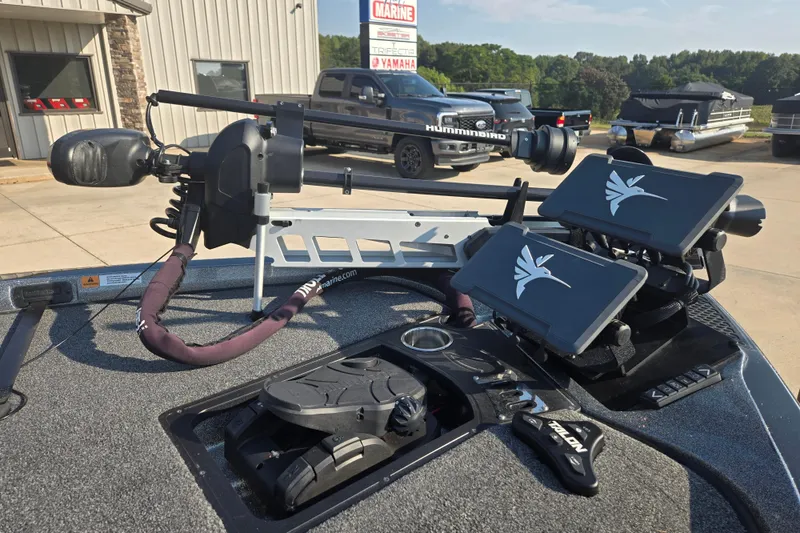 Slide: The Image of 2020 Ranger Z521L boat with advanced Humminbird electronics and trolling motor setup. - 10