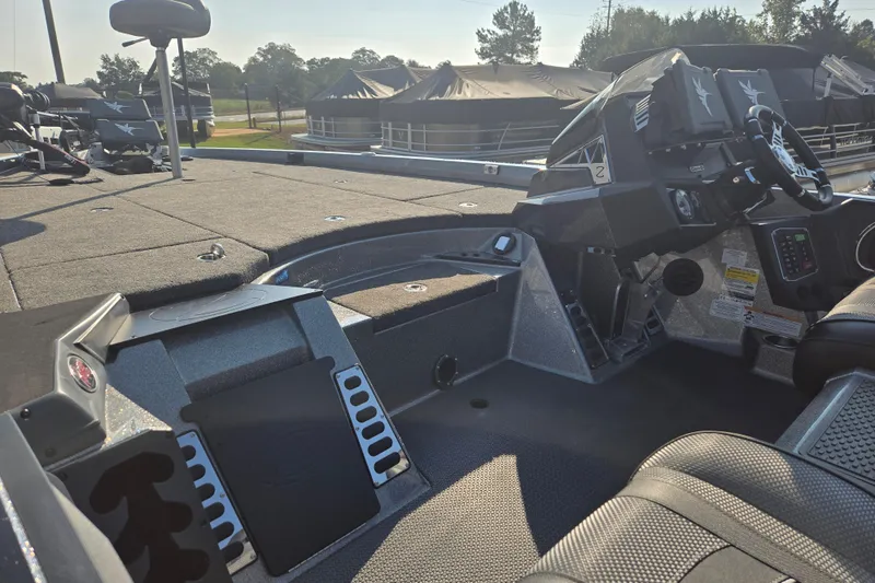 Slide: The Image of 2020 Ranger Z521L boat interior with steering console and seating area. - 11