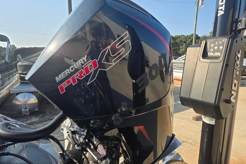 Slide: The Image of 2020 Ranger Z521L with Mercury Pro XS 300 outboard engine and Talon anchoring system. - 14