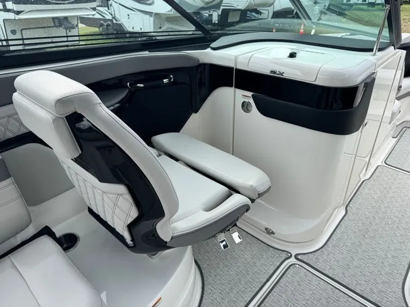 Slide: The Image of Sea Ray SLX 260 Outboard 2024 - 10