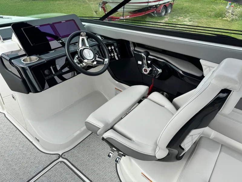 Slide: The Image of Sea Ray SLX 260 Outboard 2024 - 11