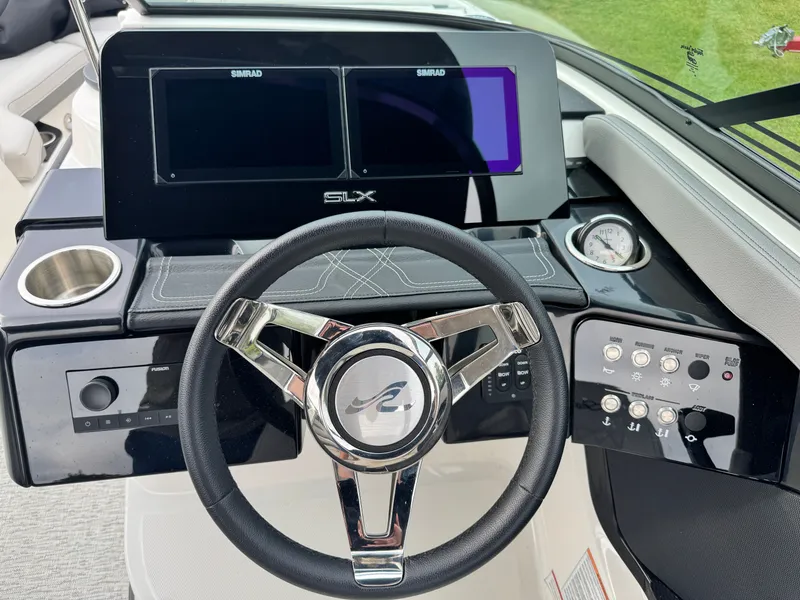 Slide: The Image of Sea Ray SLX 260 Outboard 2024 - 12