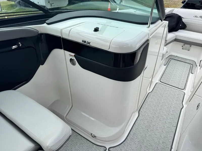 Slide: The Image of Sea Ray SLX 260 Outboard 2024 - 13