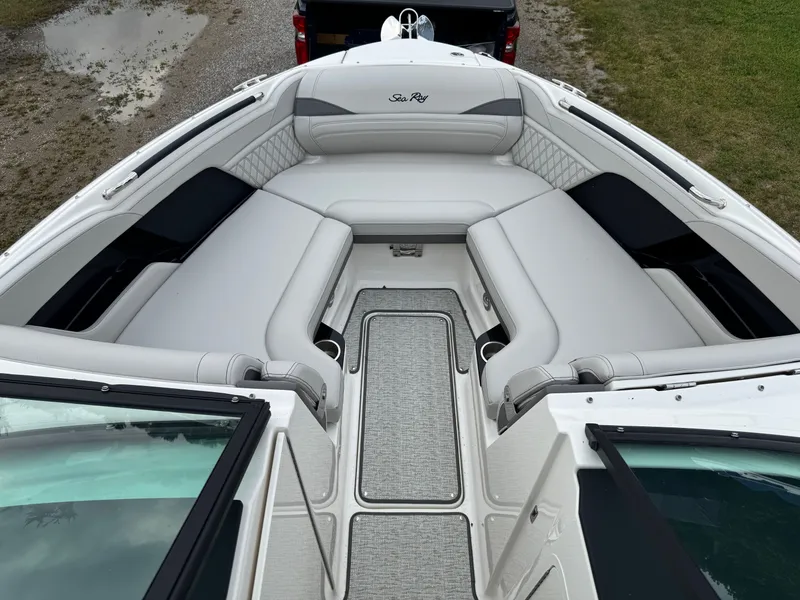 Slide: The Image of Sea Ray SLX 260 Outboard 2024 - 15