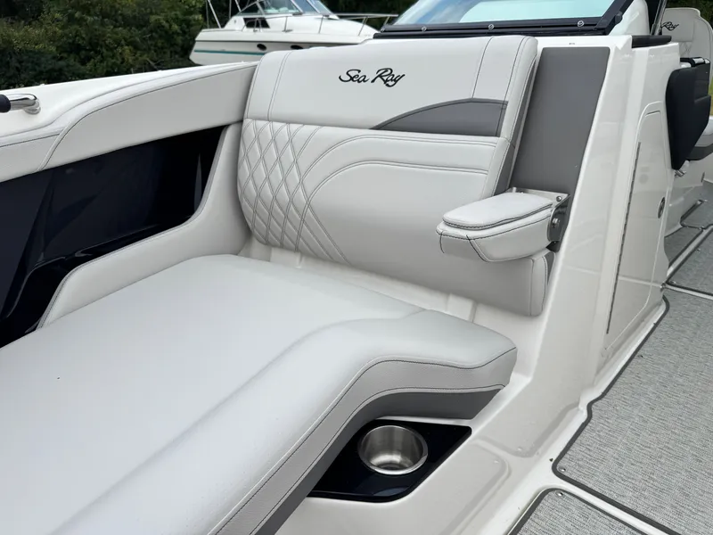 Slide: The Image of Sea Ray SLX 260 Outboard 2024 - 16