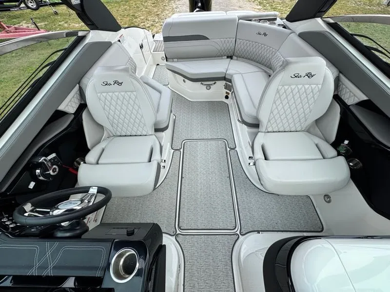 Slide: The Image of Sea Ray SLX 260 Outboard 2024 - 18