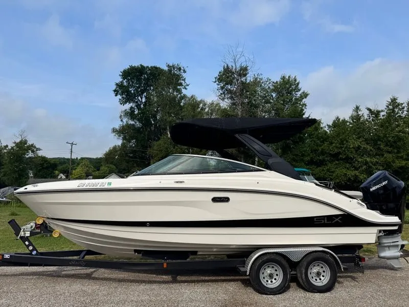 Slide: The Image of Sea Ray SLX 260 Outboard 2024 - 2