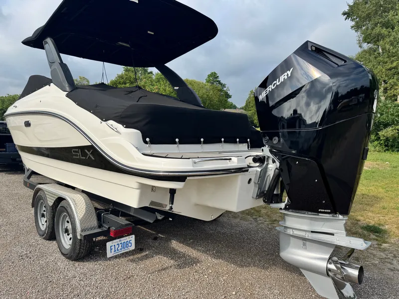 Slide: The Image of Sea Ray SLX 260 Outboard 2024 - 3