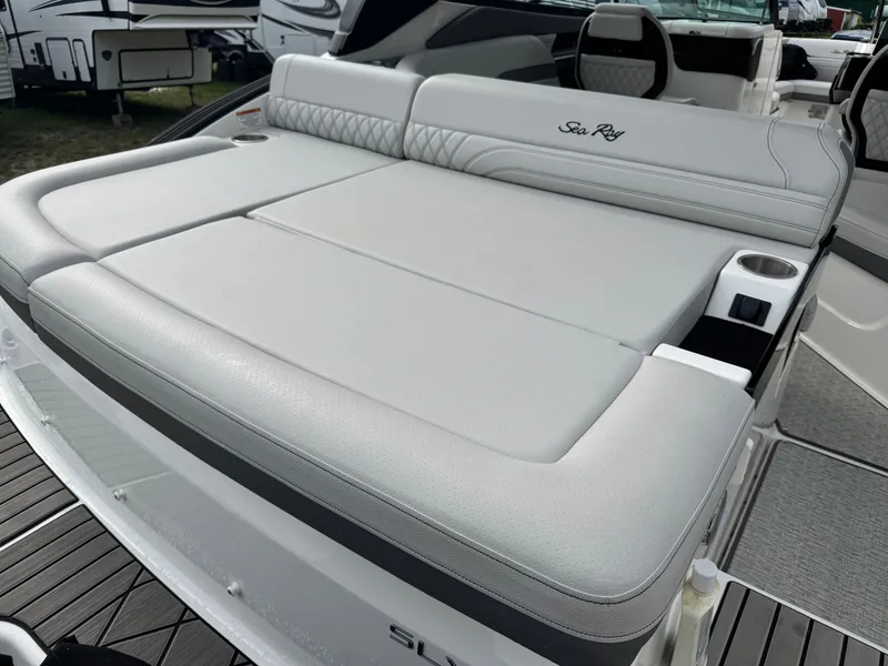 Slide: The Image of Sea Ray SLX 260 Outboard 2024 - 5