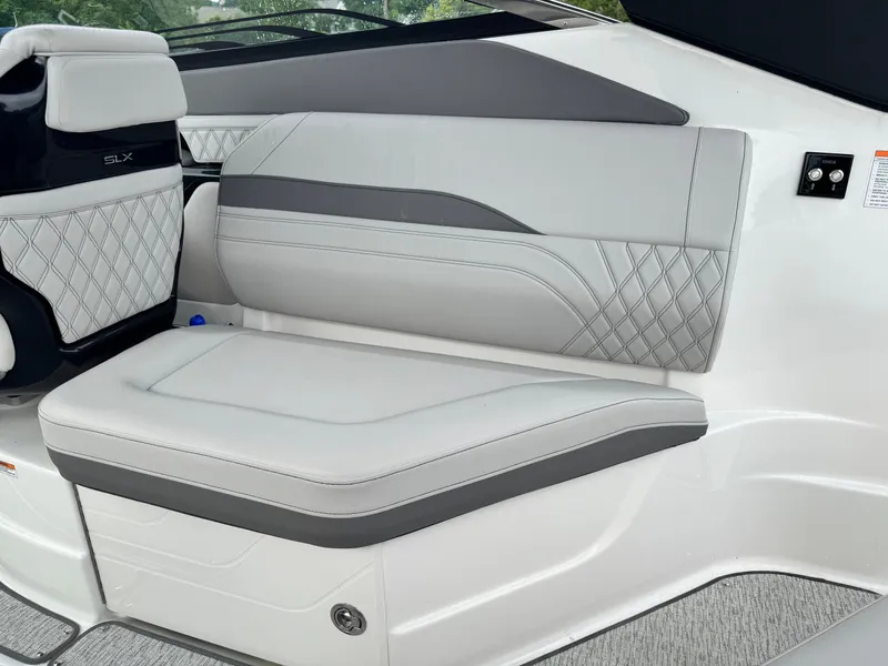 Slide: The Image of Sea Ray SLX 260 Outboard 2024 - 9