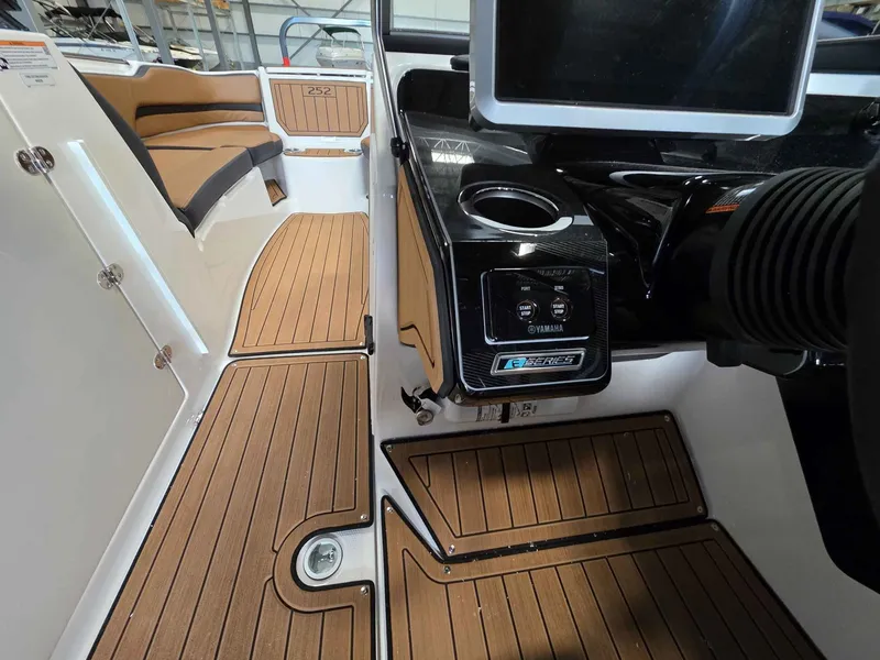 Slide: The Image of Yamaha 252SE 2026 - 10