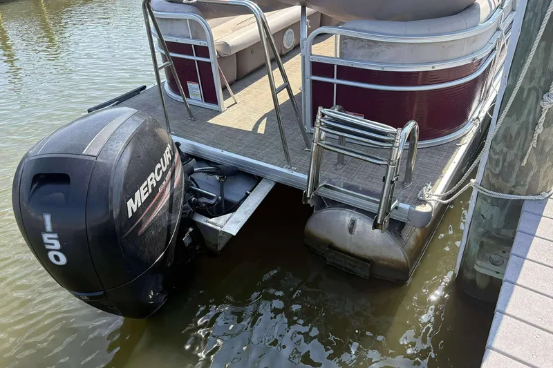 Slide: The Image of 2018 Princecraft Vectra 25 pontoon boat with Mercury 150 outboard motor docked. - 11