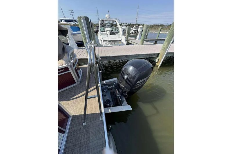 Slide: The Image of 2018 Princecraft Vectra 25 pontoon boat docked with Mercury outboard motor. - 12