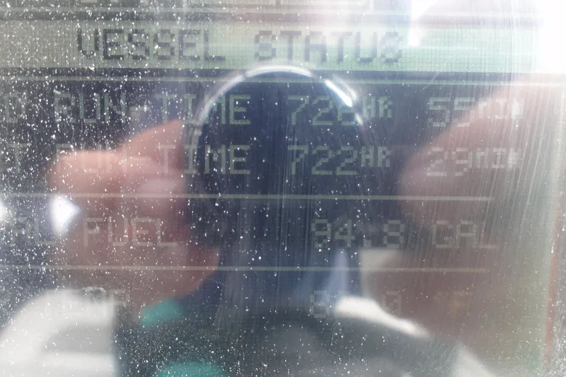 Slide: The Image of Display screen showing vessel status for 2004 Sea Ray 320 Sundancer. - 25