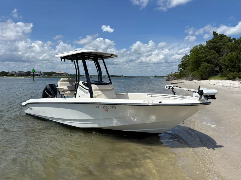 Slide: The Image of Boston Whaler 220 Dauntless 2023 - 1