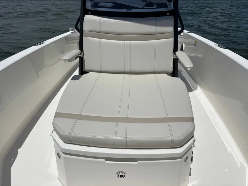 Slide: The Image of Boston Whaler 220 Dauntless 2023 - 11
