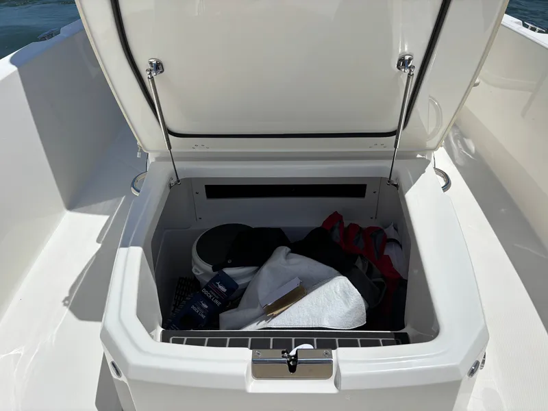 Slide: The Image of Boston Whaler 220 Dauntless 2023 - 12