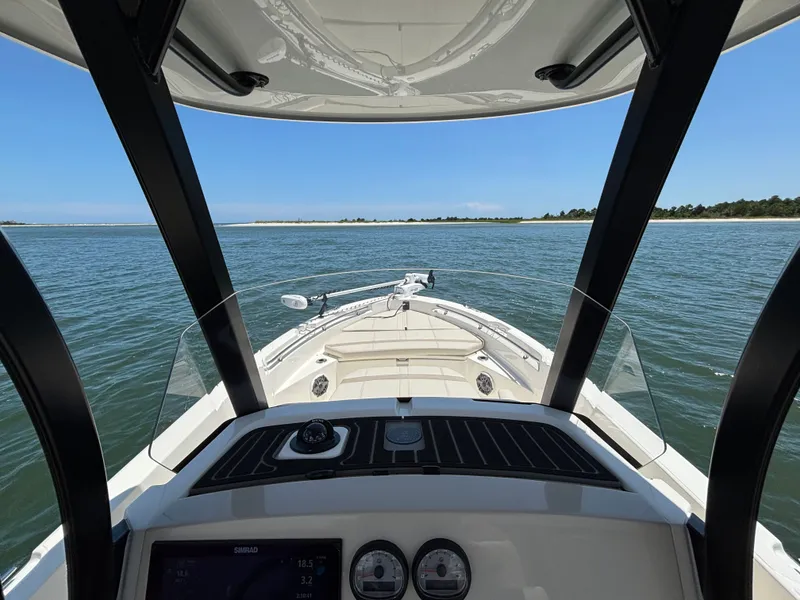 Slide: The Image of Boston Whaler 220 Dauntless 2023 - 13