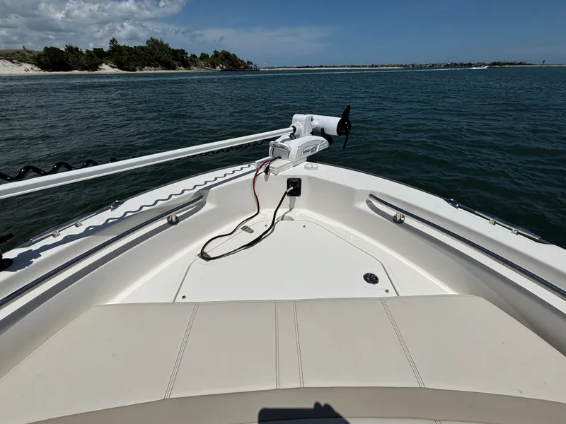 Slide: The Image of Boston Whaler 220 Dauntless 2023 - 17