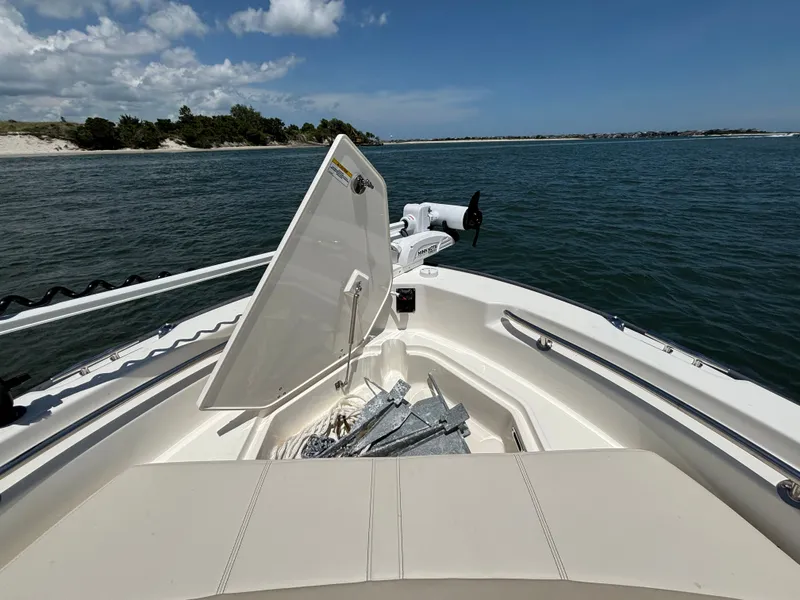 Slide: The Image of Boston Whaler 220 Dauntless 2023 - 18