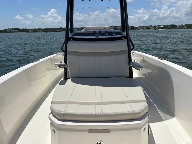 Slide: The Image of Boston Whaler 220 Dauntless 2023 - 20