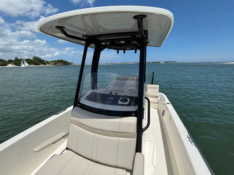 Slide: The Image of Boston Whaler 220 Dauntless 2023 - 22
