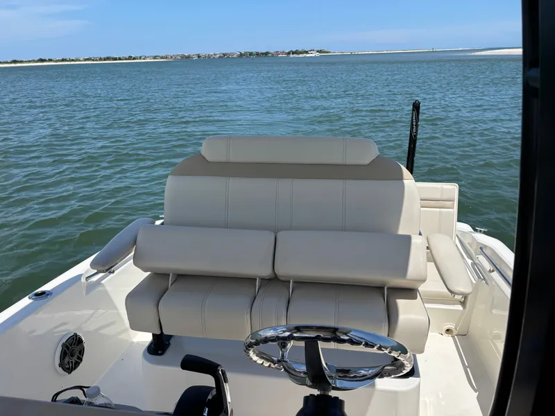 Slide: The Image of Boston Whaler 220 Dauntless 2023 - 23