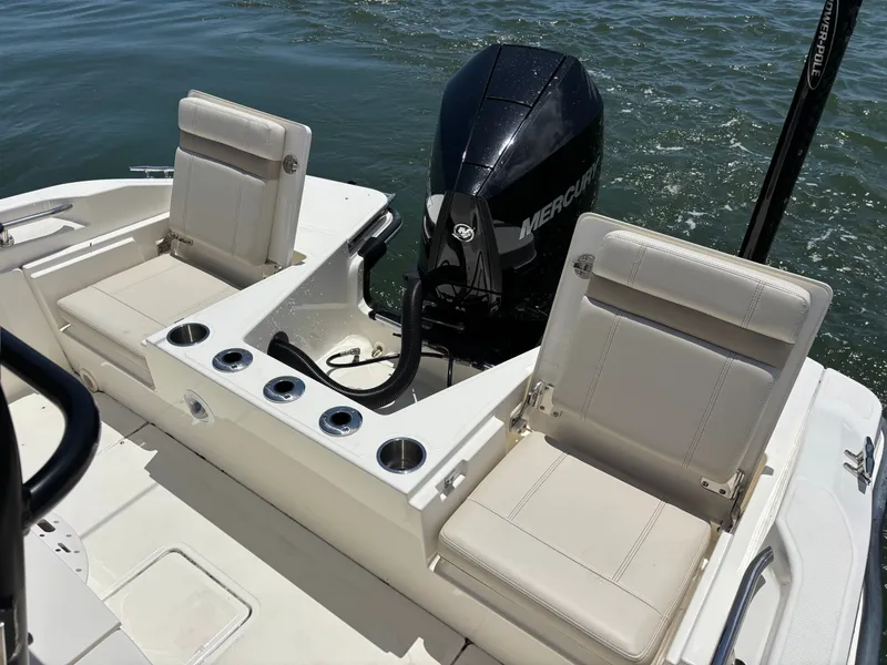 Slide: The Image of Boston Whaler 220 Dauntless 2023 - 26